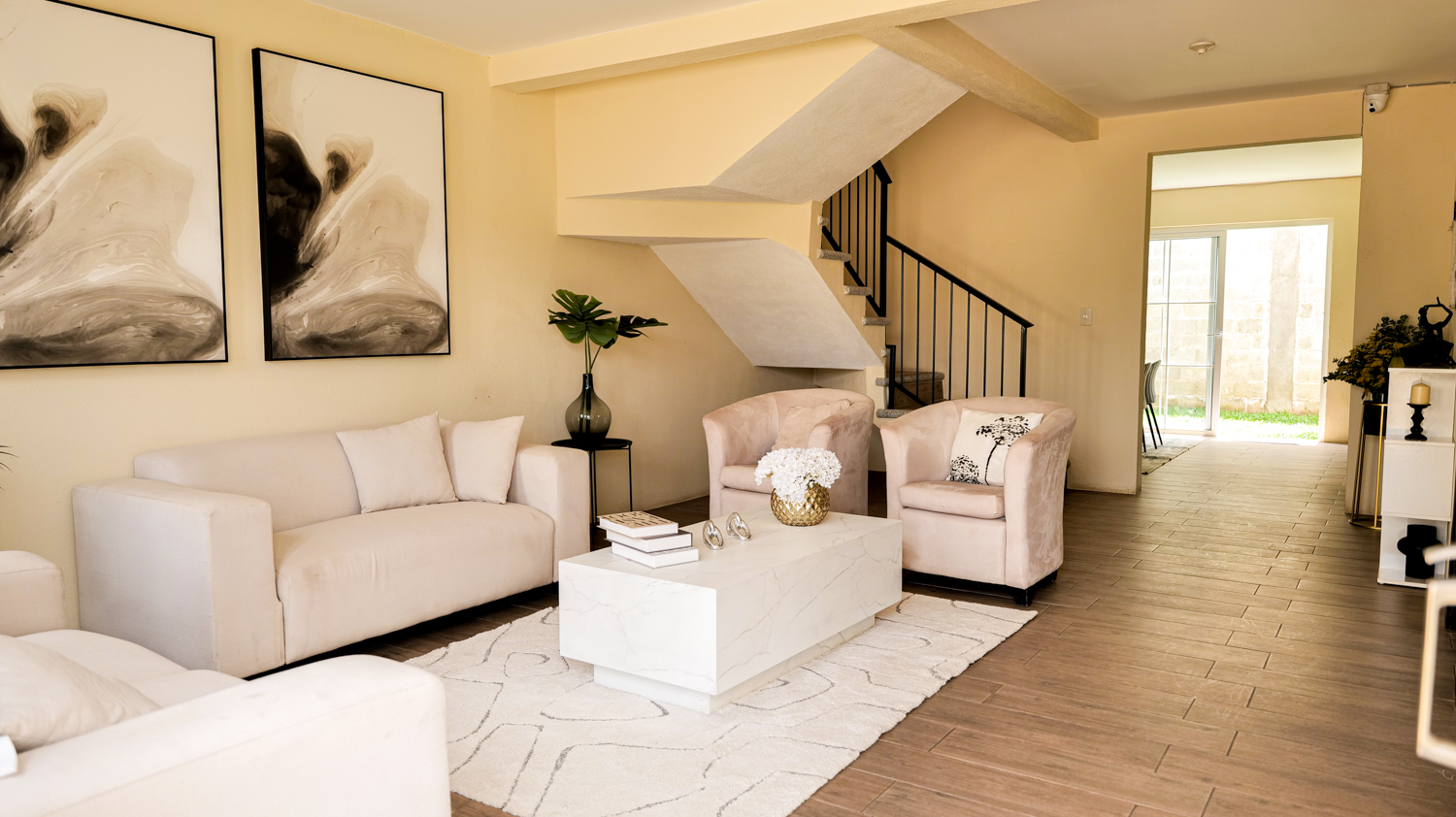 Sala interior de una casa modelo en Condado Santa Rosa